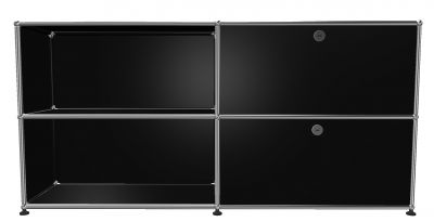 USM Haller Sideboard in Graphitschwarz mit zwei offenen Fächern und zwei Klappen rechts.